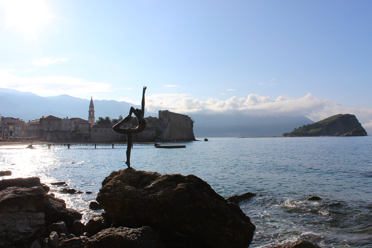 Пляж Будвы. Знаменитая статуя балерины, которую штормом унесло в 2020 году. Но сейчас ее уже нашли и восстановили.