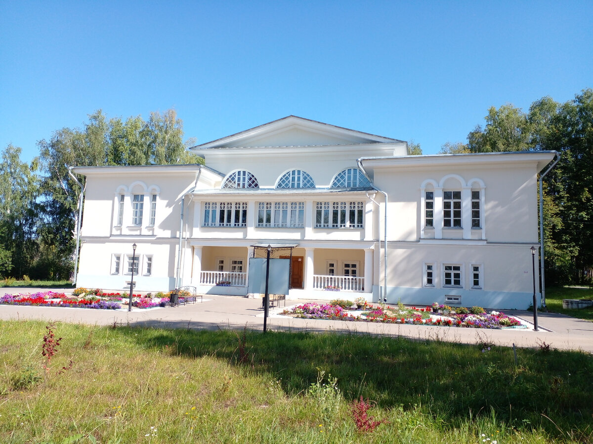 Дом управляющего Строгановскими владениями, находится в Английском парке