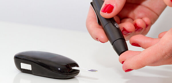 Измерение уровня сахара в крови с помощью глюкометра.