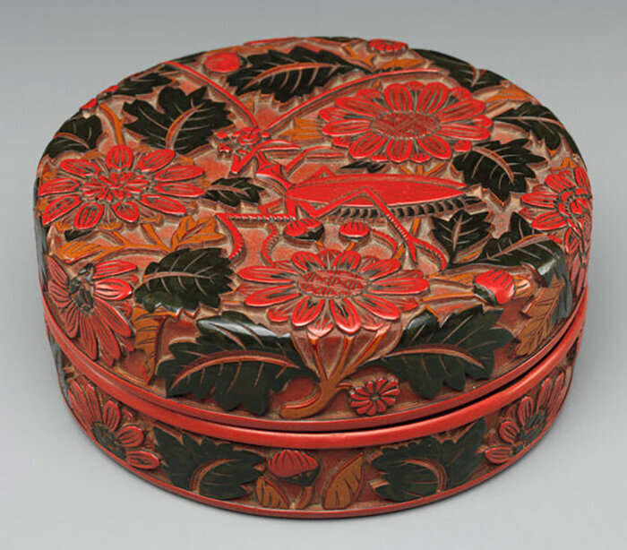 Лакированная шкатулка, выполненная в технике Резьба по лаку