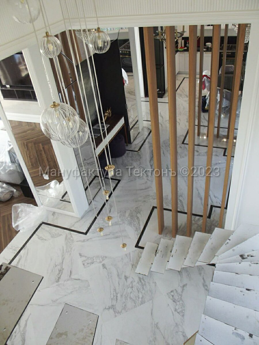 Реечная перегородка из МДФ в натуральном шпоне Дуб, высотой 3,3м. Личный архив