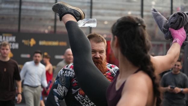    Екатерина Ковалева бьет по бутылке на голове Вячеслава Дацика.Дмитрий Коротаев Известия