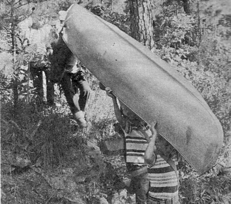 Одна из активностей — мальчики несут лодку к озеру. Источник: pinterest.com