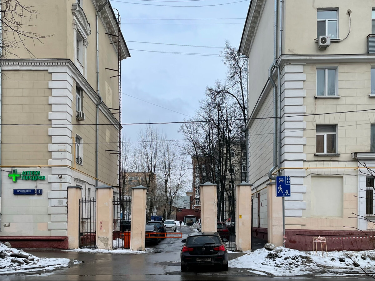 13-я Парковая улица, 2/109, 4. Вид с запада на проезд между домами и оригинальное ограждение. 