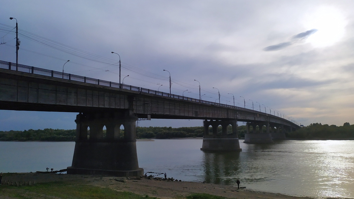 Мост уруссу октябрьский. Ленинградский мост Омск. Метромост мост Омск. Батова Иртыш.