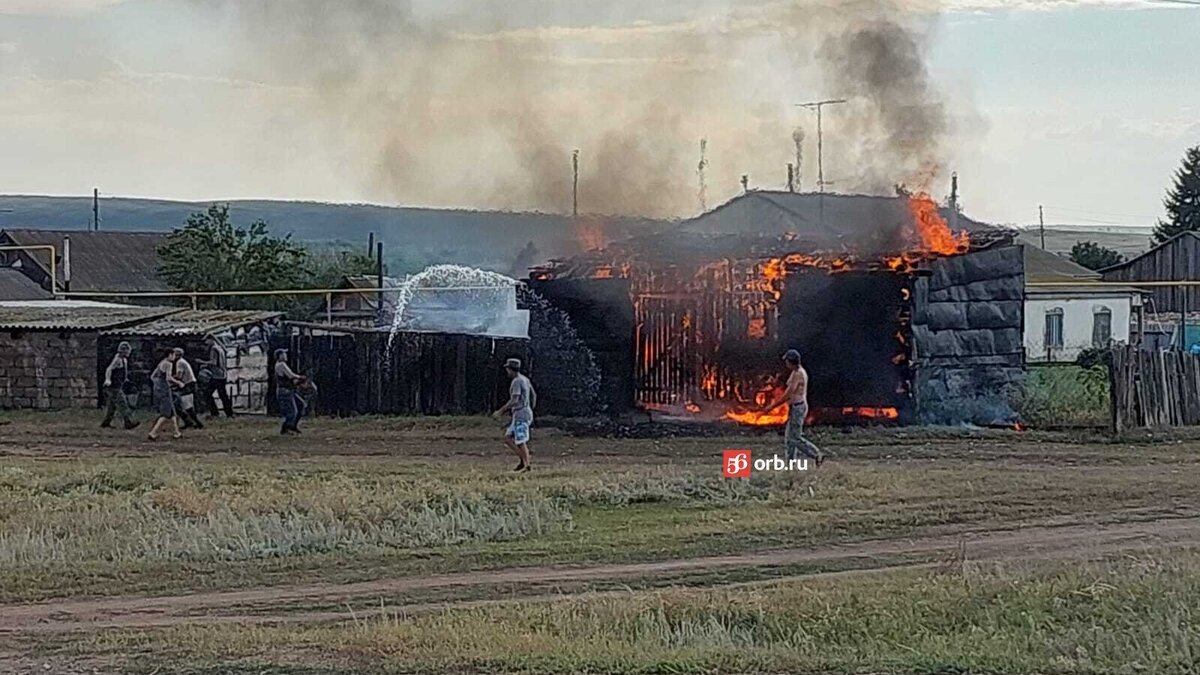 В Октябрьском районе сгорела хозпостройка из-за пожара на сеновале |  56orb.ru | Дзен