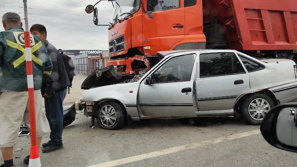     Жуткая авария произошла сегодня утром на Старотобольском тракте. На 3-м километре трассы произошло лобовое столкновение Daewoo Nexia и грузового автомобиля DongFeng.