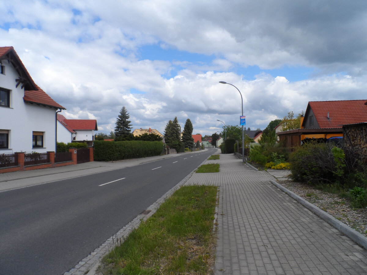 деревня Помсен. По этой улице я в течении трёх лет (первые два года прожил на стрельбище), почти каждый день  шёл пешком около 2 км от автобуса и до стрельбища...
