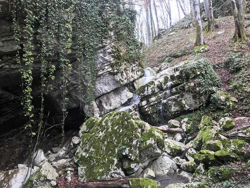 Река Кудепста и вход в пещеру.