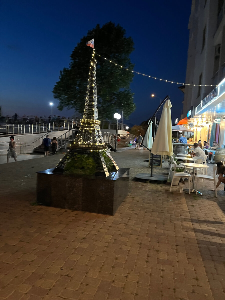 Территория столовой прилегает к реке, и всегда потрясающий вид 