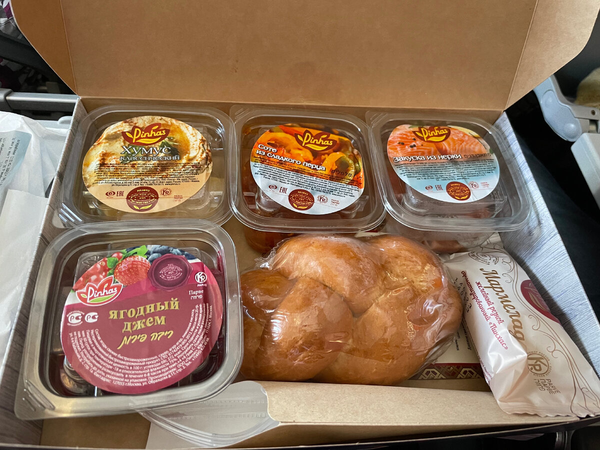 Контейнеры с едой. 