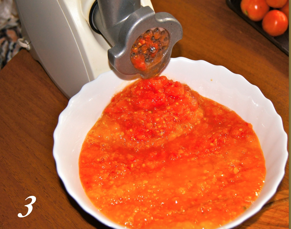 Перец на мясорубку на зиму рецепты. Перекрученные помидоры через мясорубку. Лечо перекрученное на мясорубке.