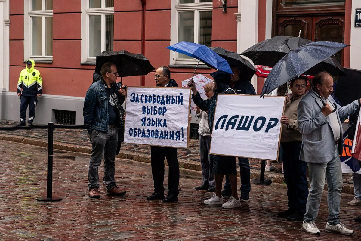 Митинг против перевода школ на латышский язык обучения у здания Сейма Латвии в Риге © Sputnik