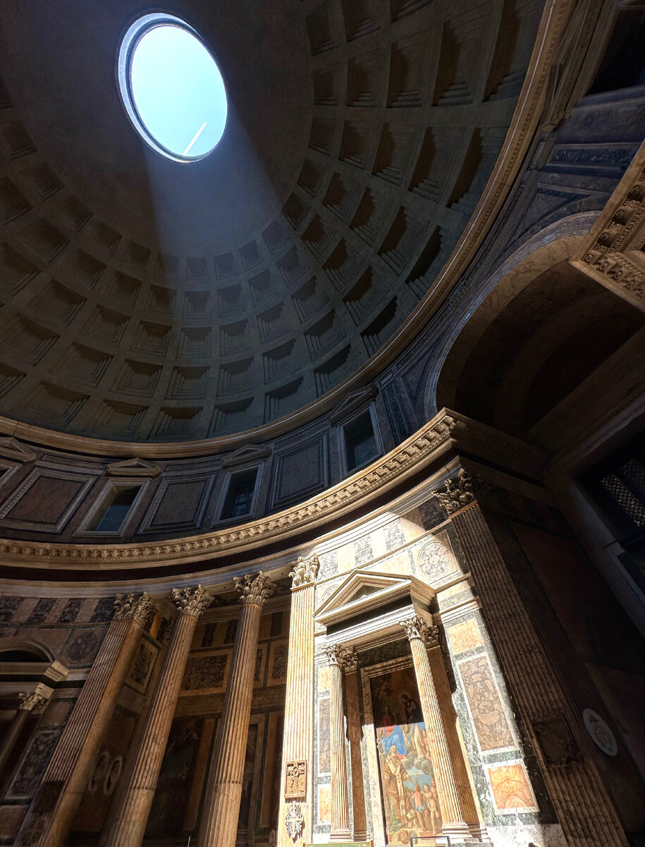 В нишах находились статуи богов, и в солнечную погоду луч света, по мере движения солнца, поочередно освящал каждую из статуй. Римлян это очень впечатляло. И меня тоже! Для дождливой погоды в Пантеоне предусмотрела система отвода воды, в полу по центру со всех сторон есть отверстия для слива. Фото автора