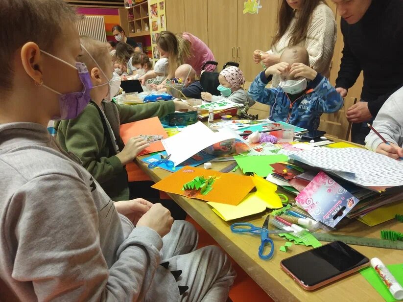 Позаниматься чем-то интересным с волонтерами всегда приходит много детей