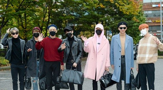  Конечно, не о таких масках пойдёт речь. Но, как видим, некоторым парням даже такие маски не нужны. 