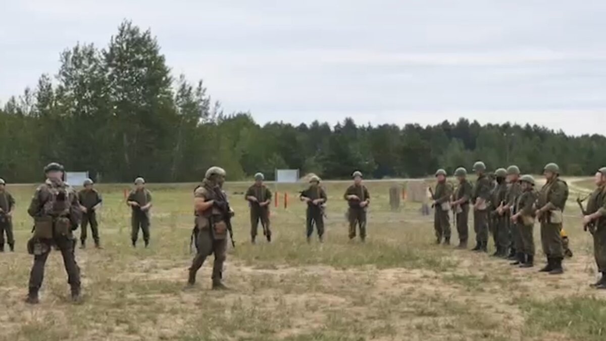     В пресс-службе Минобороны Белоруссии сообщили, что инструкторы ЧВК «Вагнер» приступили к подготовке военнообязанных из подразделений территориальной обороны республики (ВИДЕО). Занятия проходят на полигоне под Осиповичами.