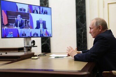    Президент РФ Владимир Путин проводит совещание с постоянными членами Совета безопасности РФ в режиме видеоконференции © Сайт президента России