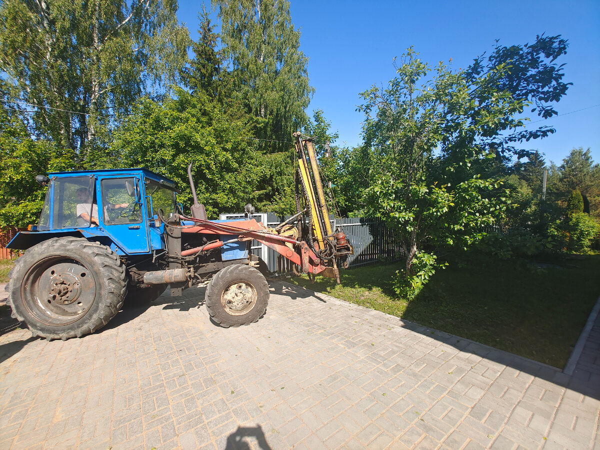 К Кирюнделю приехал синий трактор.