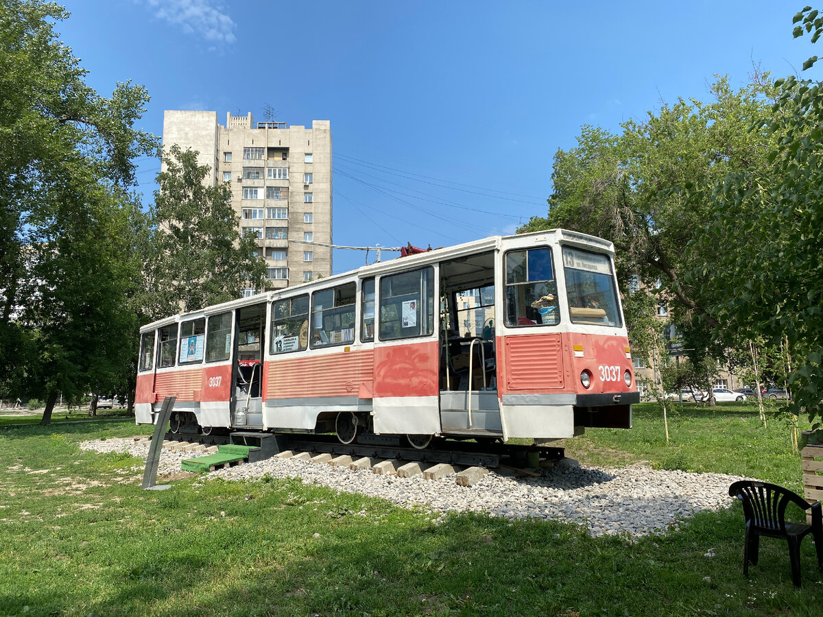 Это вовсе не заброшенный трамвай. Это настоящий книжный!