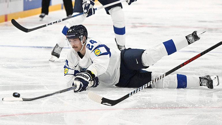    Хоккеист сборной Финляндии Ханнес Бьернинен на льду. AFP