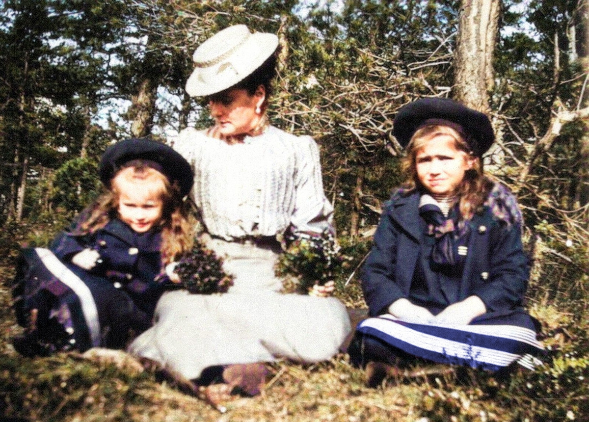 Императрица Александра Федоровна смотрит на Великую княжну Анастасию, рядом сидит Великая княжна Мария