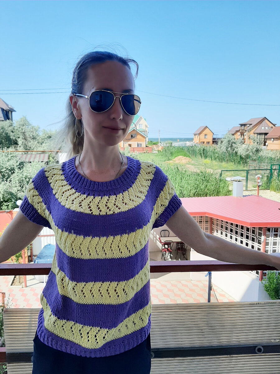 Меня зовут Полина и я очень люблю вязать! На мне недавно связанная мной кофточка из полухлопка. Вязала сама, по своей задумке, как и почти всё, что я вяжу.😊