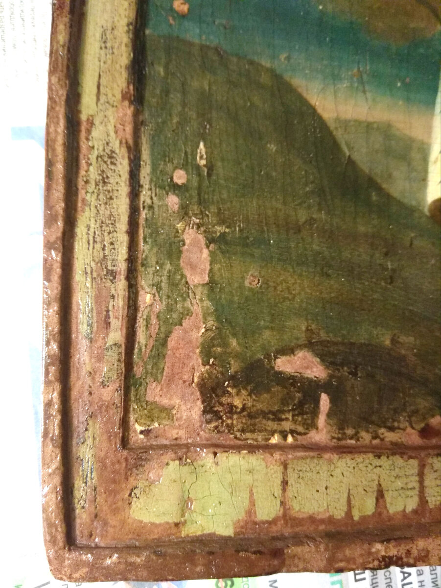 Левый нижний угол после покрытия лаком. Угол доски был стёсан, рубчик полностью утрачен.