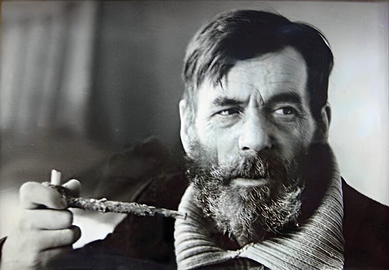 Иван Иванович Зверев (1905-1977), горщик, геолог, рудознатец. Внук Данилы Кондратьевича Зверева - Данилы-мастера из сказов Бажова. Первый председатель Совета Мурзинского народного минералогического музея им. А.Е. Ферсмана. Вместе с женой Марией Филипповной и дочерью Татьяной ездили по копям и деревням, собирая образцы минералов, бытовые вещи, орудия труда горщиков и сельского населения.