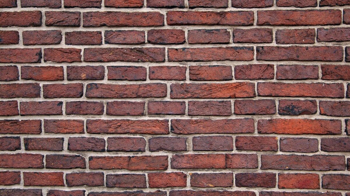     Со здания на одной из центральных улиц обсыпалась штукатурка. Фото опубликовали в соцсетях.