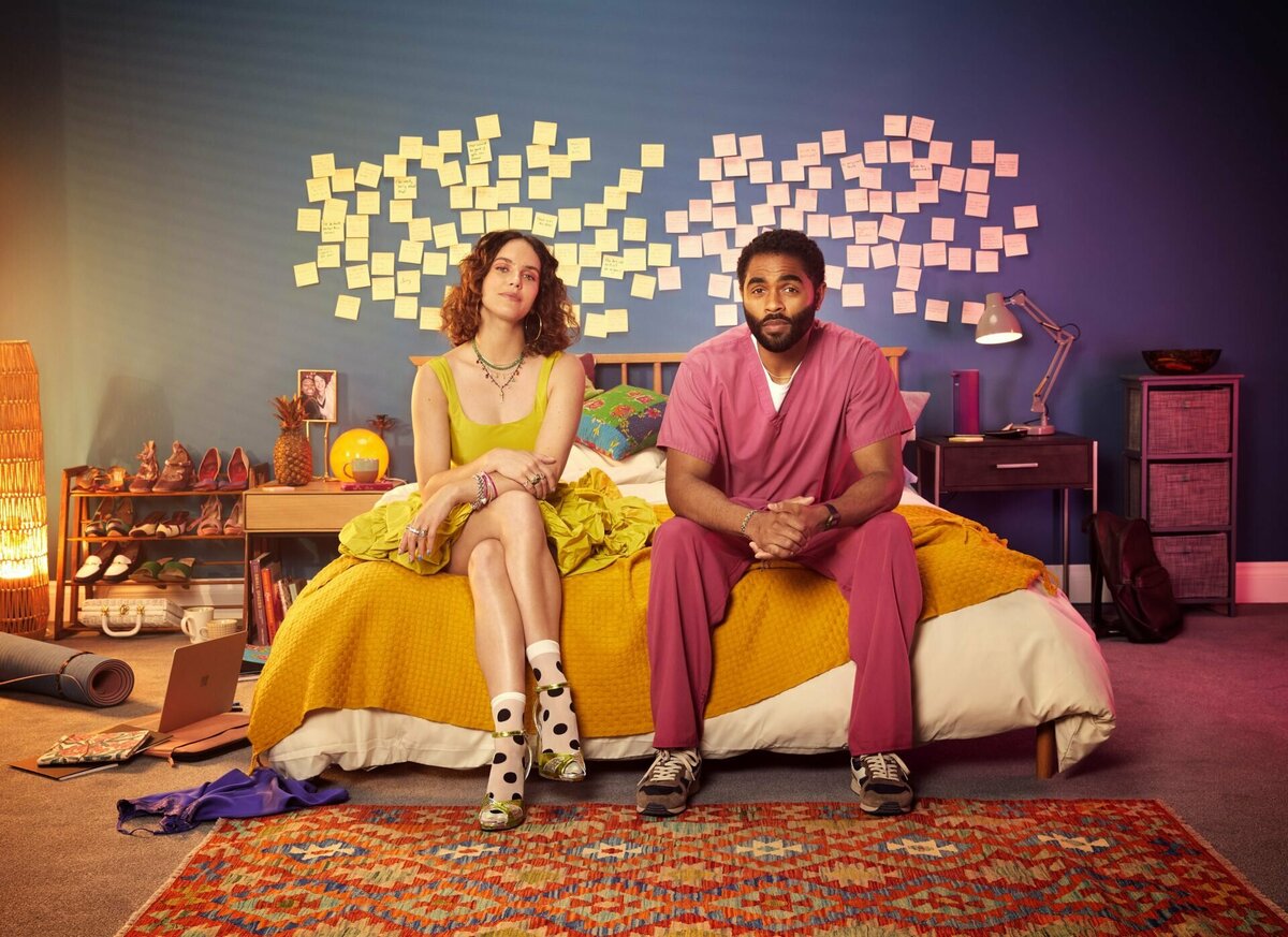 На этом промо-фото нам представили всё, что нужно знать на первом этапе: Тиффи и Леон разные, они общаются стикерами, и у них всего одна кровать на двоих. // Изображение с сайта kinopoisk.ru.