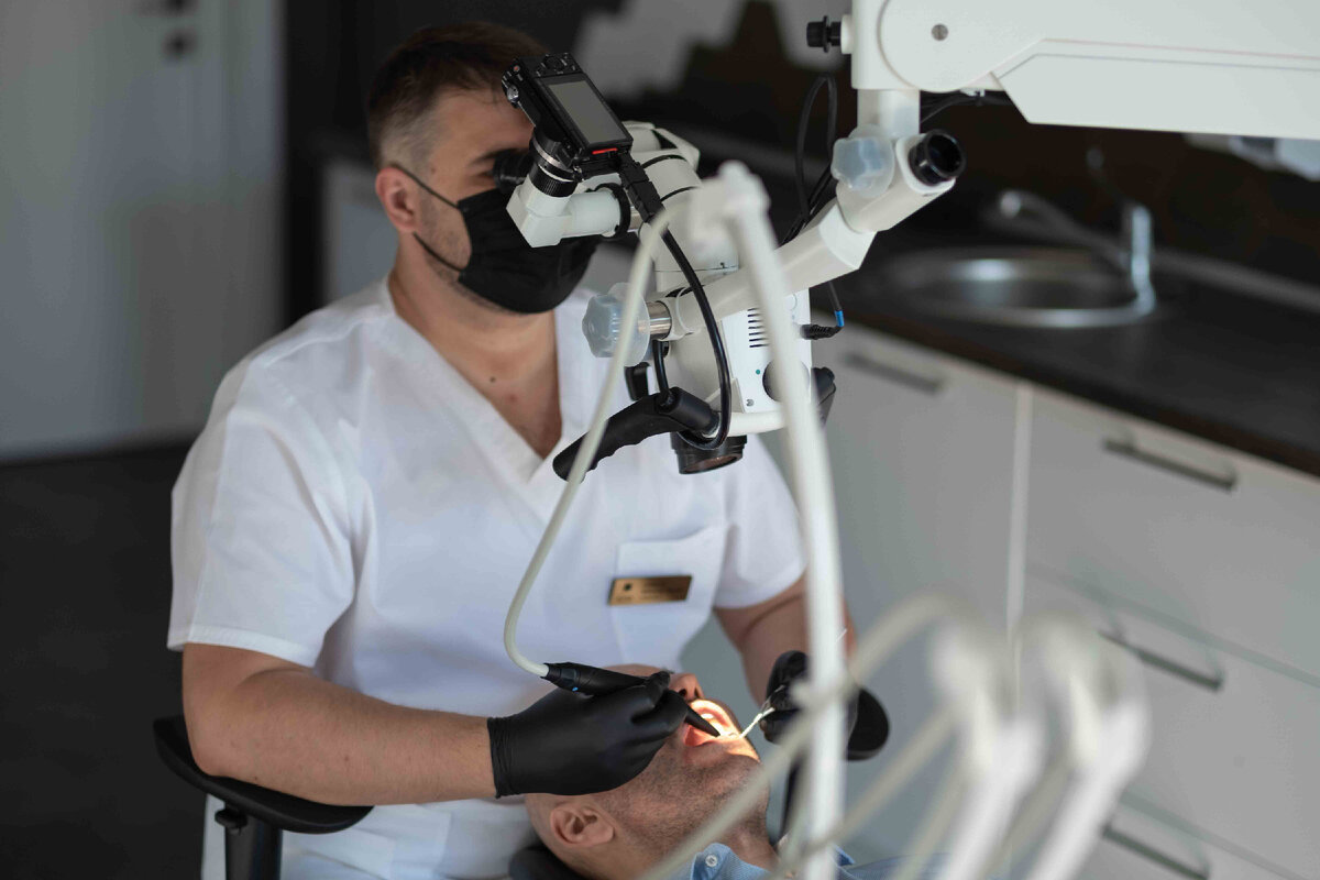 Установка имплантата под анестезией похожа на обычное лечение зуба. 