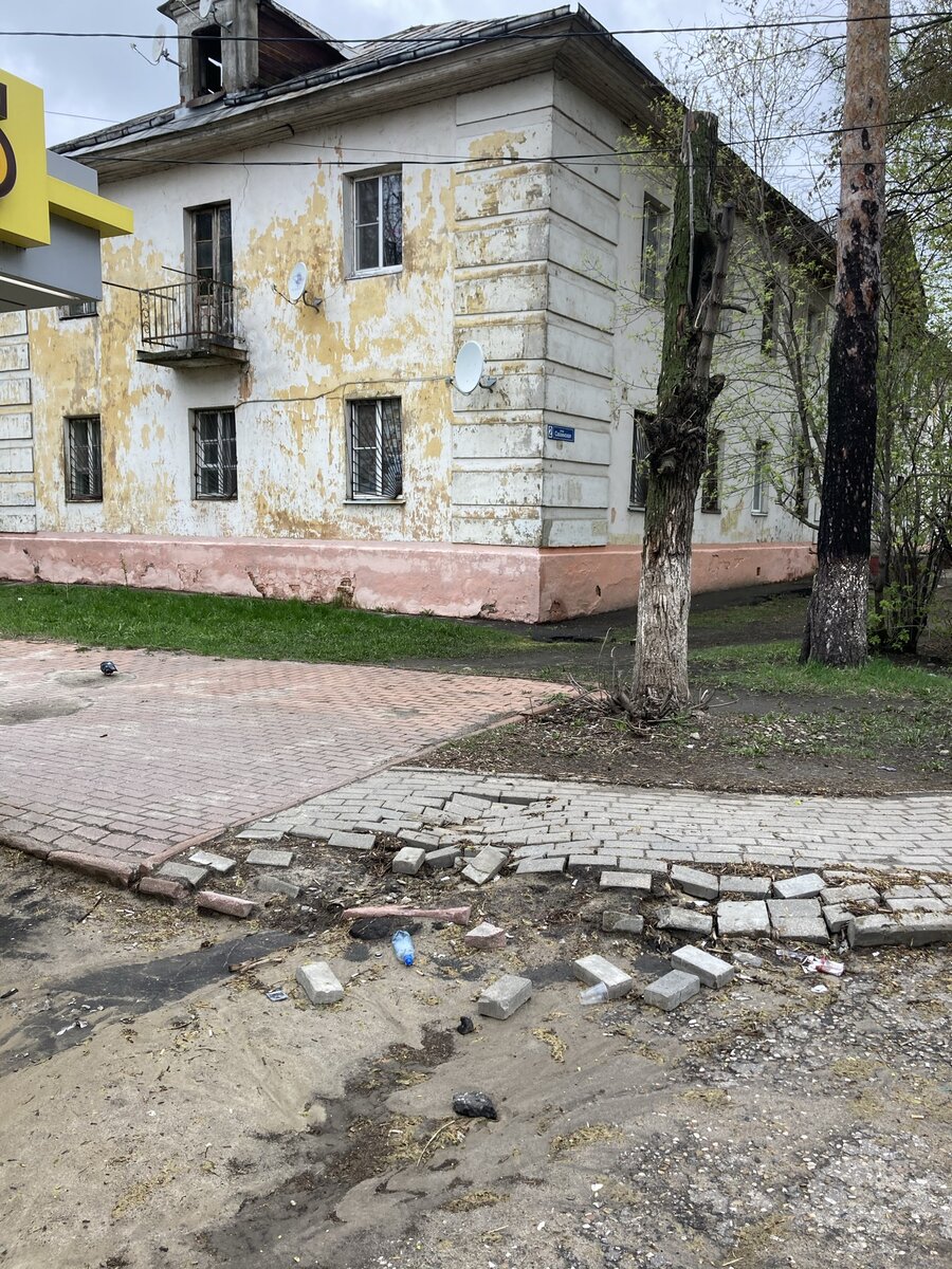 И ведь неясно: отнести к бараку, пусть и не к деревянному, или все же к дому с историей? Я выбираю второй вариант, потому что испытываю искреннюю симпатию к таким домам