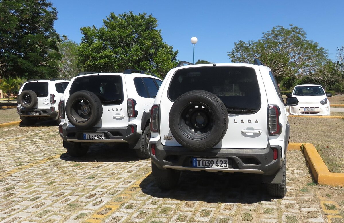 Новые Lada Niva Travel в фирме по аренде автомобилей на Кубе, апрель 2023 года.
