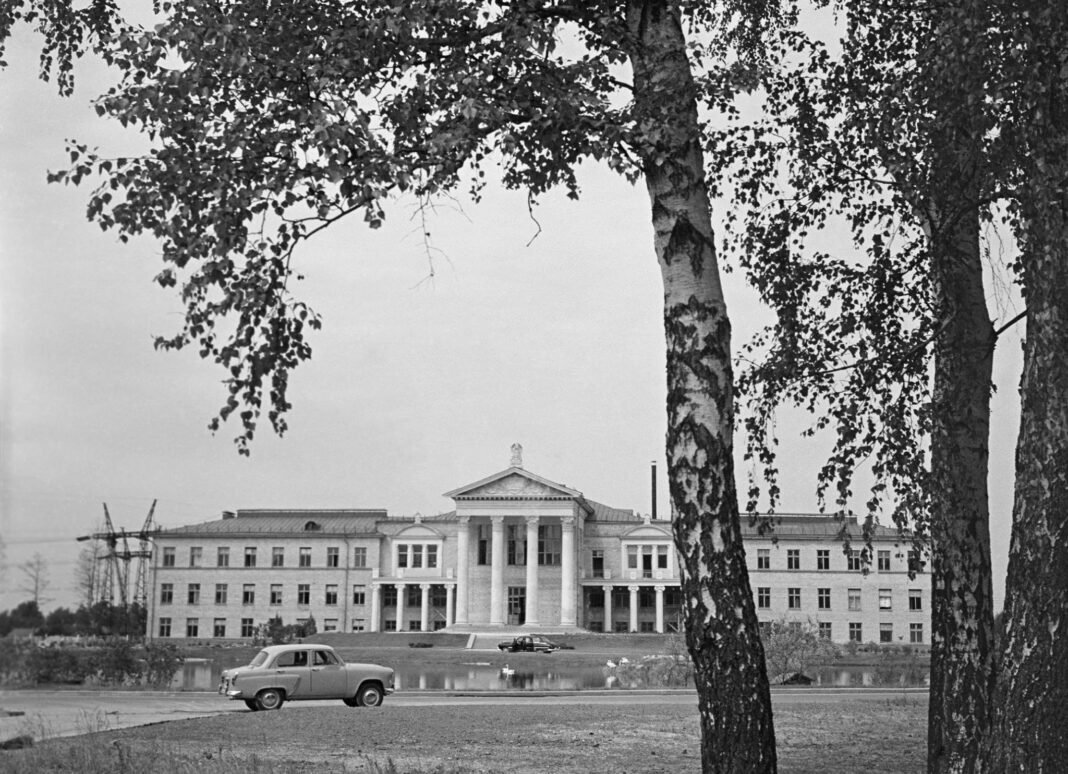 1945 В Москве создан главный Ботанический сад Академии наук СССР.