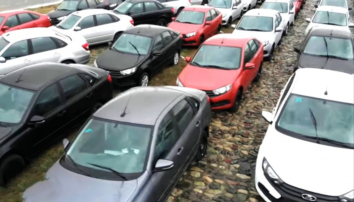     Территория Волжского автозавода до сих пор заполнена некомплектными "Грантами"