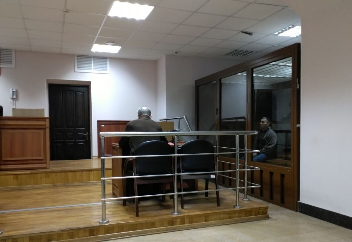    Виктор Мирской слушает свидетеля. Фото Евгении Гвозденко.