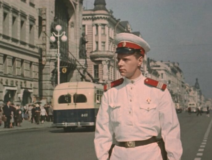 Есть такой замечательный советский фильм   "Улица полна неожиданностей".  Он из той плеяды  добросердечных  мелодрам конца 50-х, что ознаменовали собой приход хрущёвской оттепели.