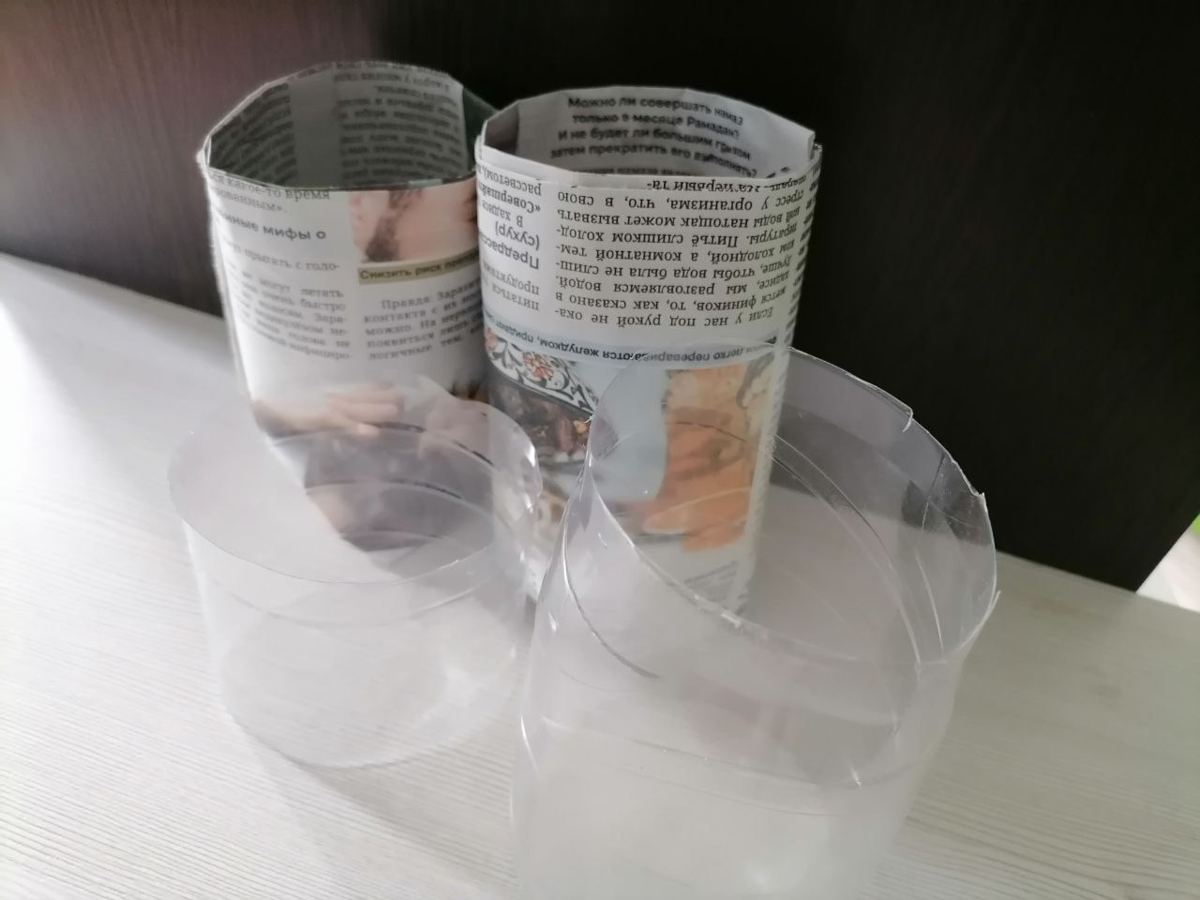 На первом плане кольца-невидимки из бутылок, на втором - стаканы из газет. Стаканы сделала для огурцов, для сальпиглоссиса можно накрутить маленькие