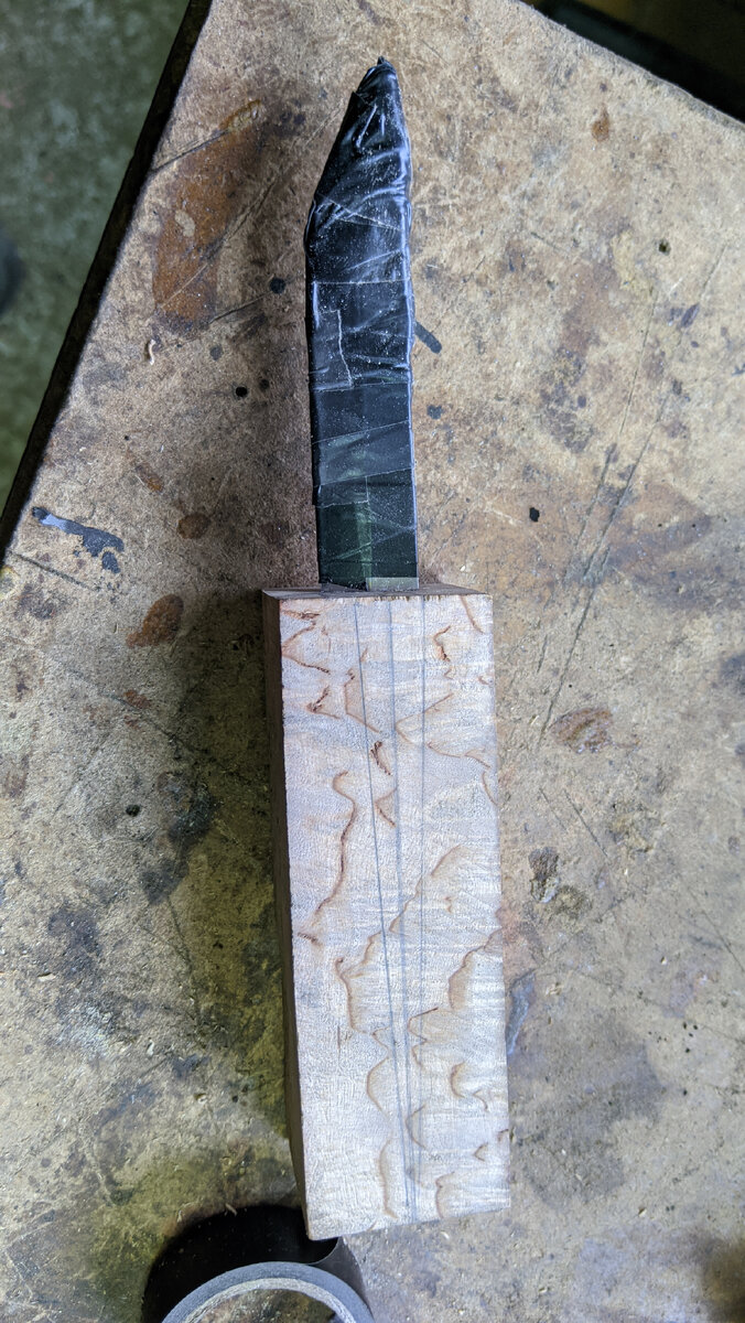 Размеры бруска были только-только. Разметка и аккуратность в изготовлении посадочного отверстия - обязательные условия для попадания в габарит с эскиза.