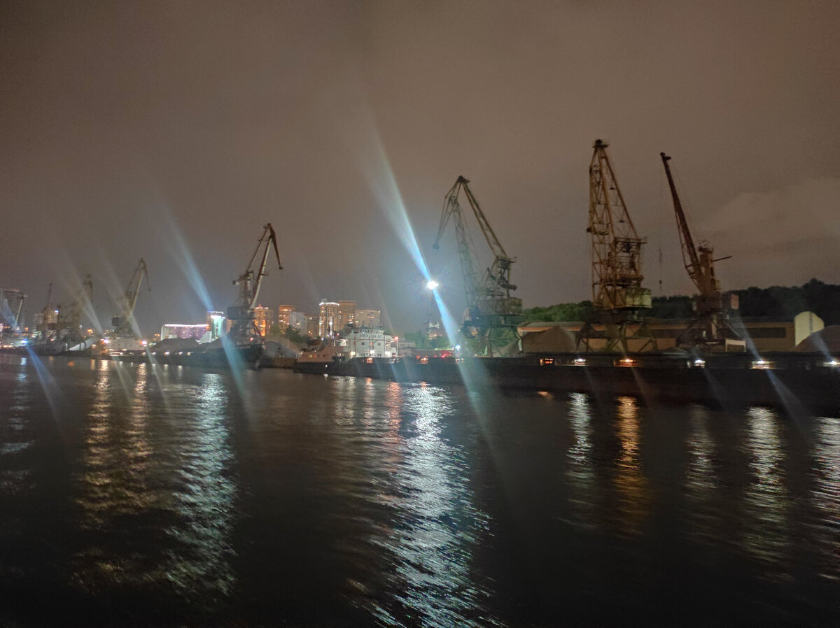 Северный речной порт, Москва. Погрузка сыпучего груза на судно