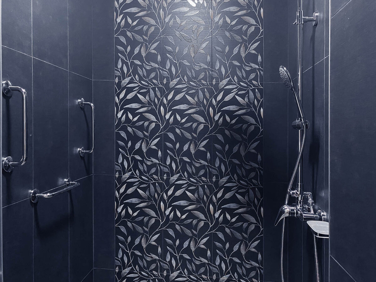 Поручни в душе в номере "Зеленый рай" в отеле Подушкин на Дубровке в Москве. 