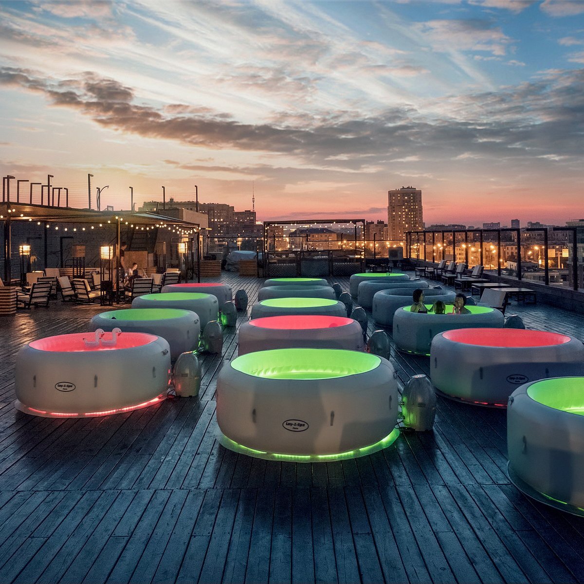 Кинотеатр с бассейнами