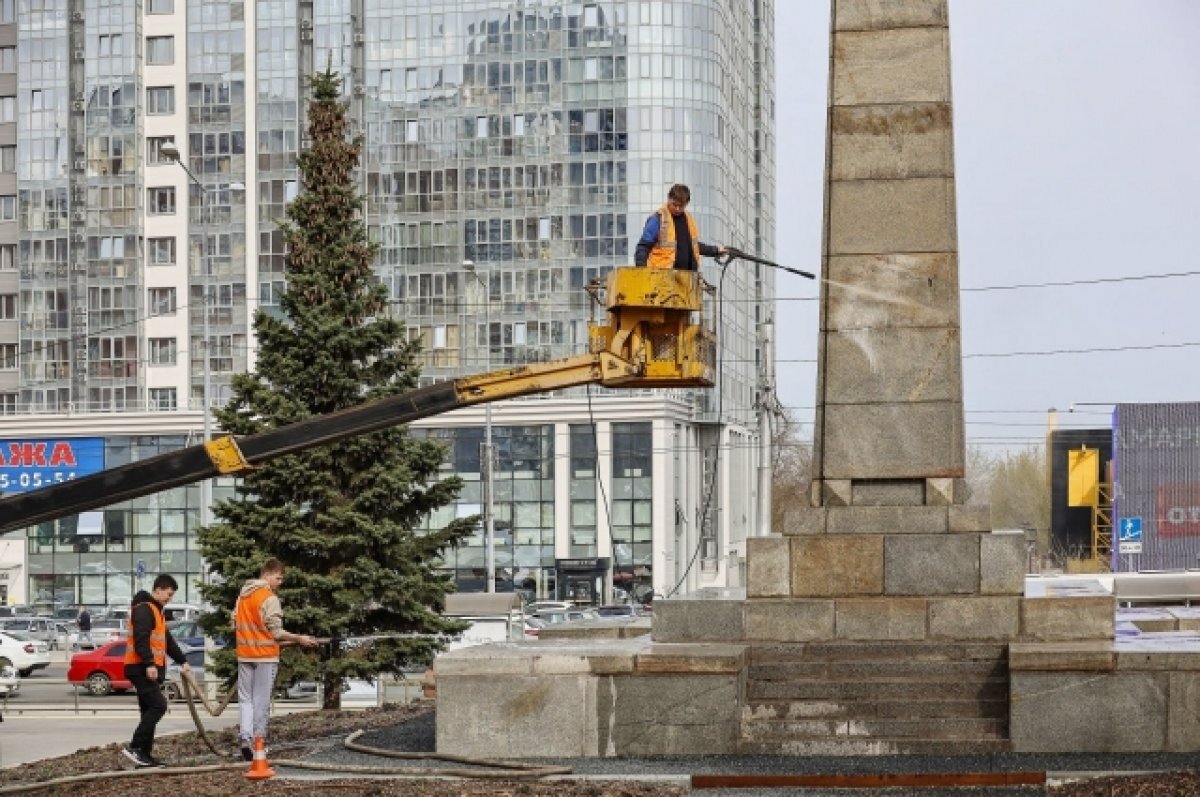    В Самаре моют памятники и монументы