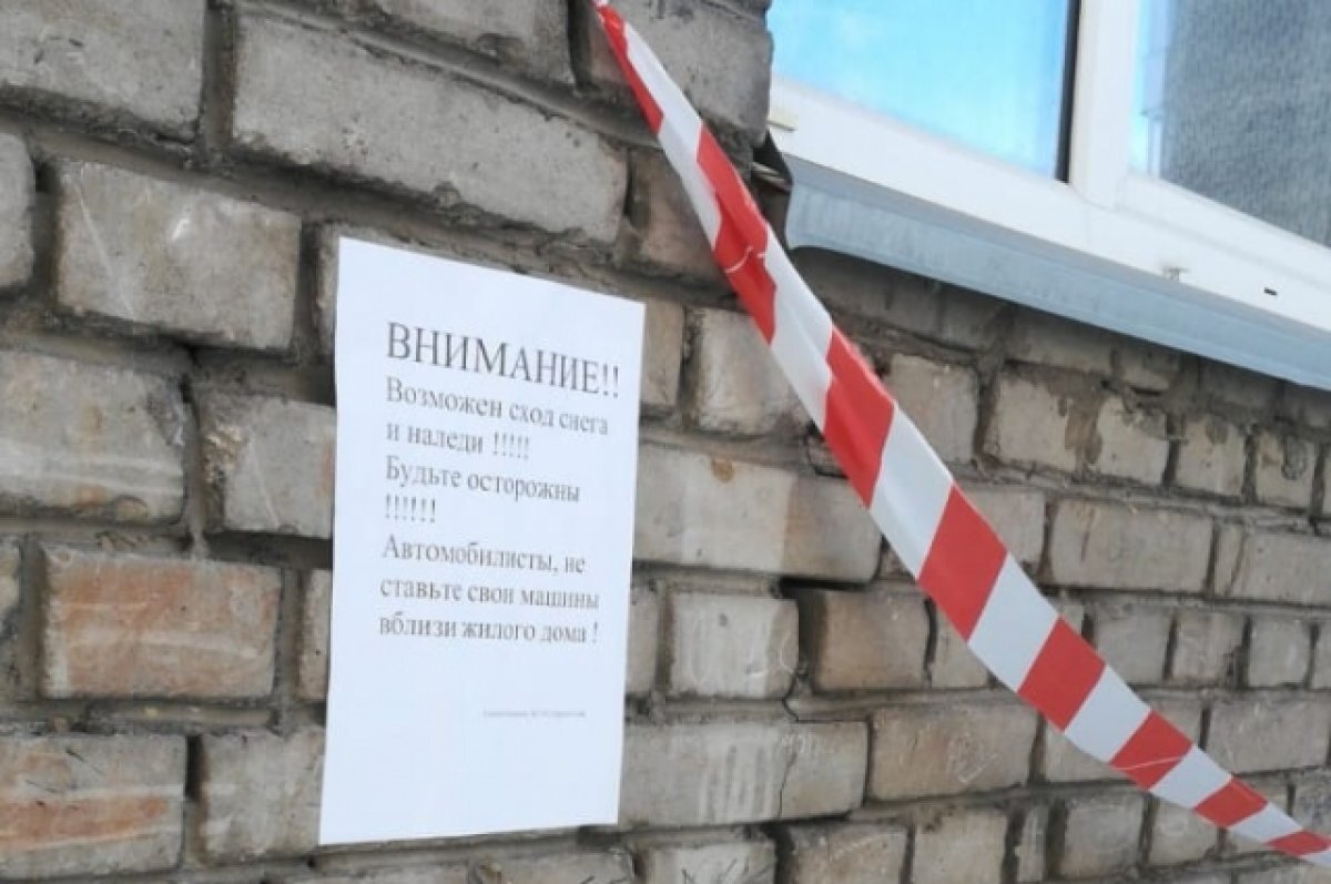    В Ноябрьске на женщину с коляской упала ледяная глыба