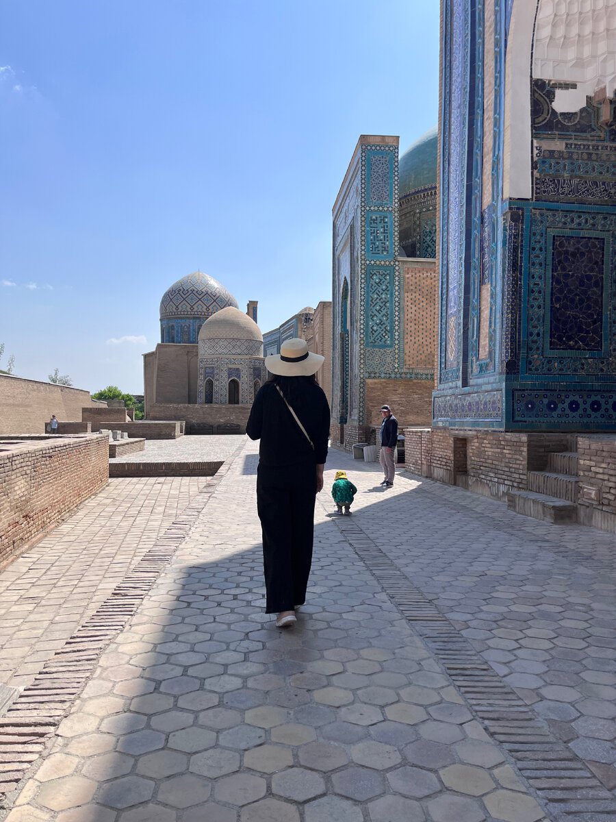 Это могло бы быть очень красивым инста-фото, если бы не зеленая попка Мирона :) Он разбавил эту атмосферу наигранной красоты)))