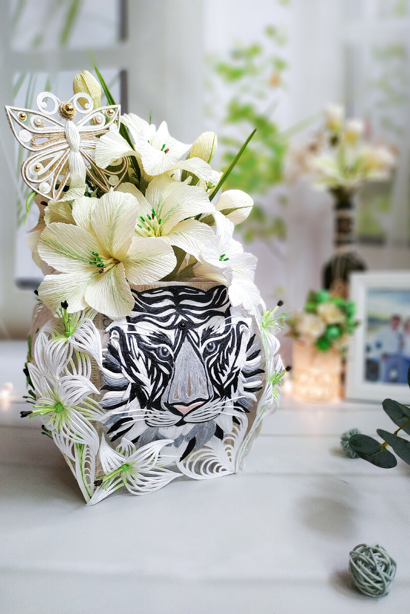 Кашпо из хлопковых ниток "Тигр в лилиях"