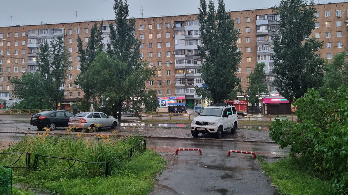 выход из подъезда =) за стоянкой на газоне там центральная дорога.