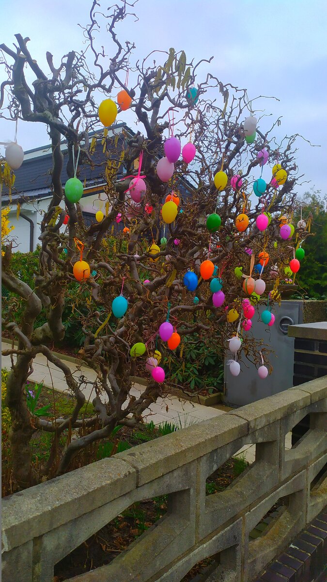 Украшенные кусты декоративными яйцами