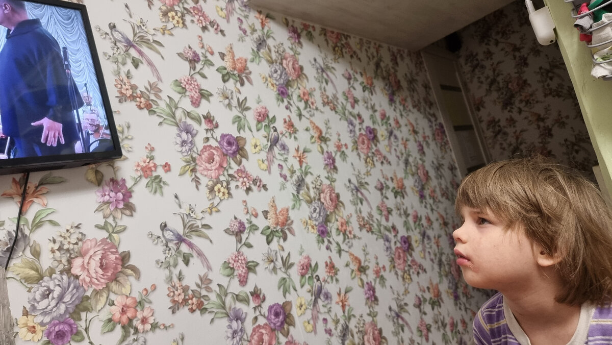 На фото пятилетняя Соня открывает для себя оперу